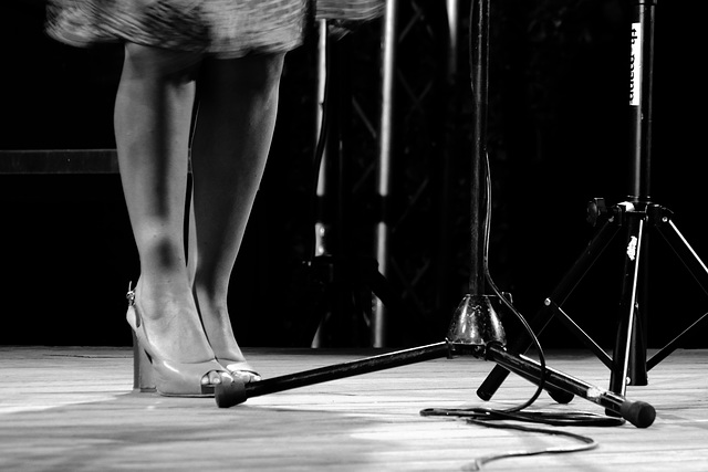 Un cadeau de mon amie Nora / On stage in high heels