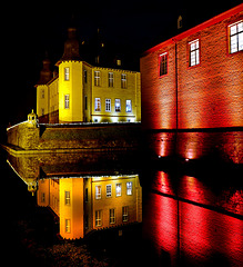 Schloss Dyck - Ostflügel, illuminiert und im Weiher gespiegelt