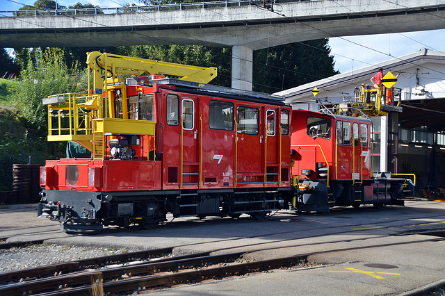 Arbeitslokomotiven der Chemins de fer du Jura, für den Reparaturbetrieb von Fahrleitungen.