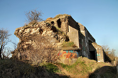 Ruine der ehem. Eisenbahnbrücke Wesel mit Luftschutzbunker / 21.02.2021