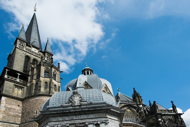 Aachen - vor dem Dom (© Buelipix)