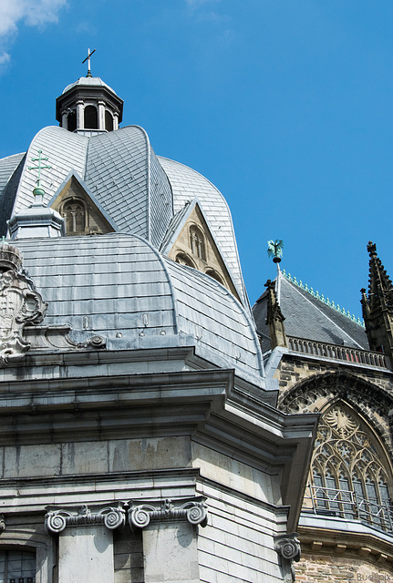 Aachen - vor dem Dom (© Buelipix)