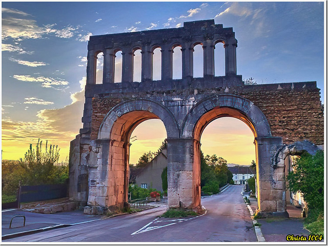 Deux grandes arcades pour le passage des véhicules, deux petites pour les piétons...