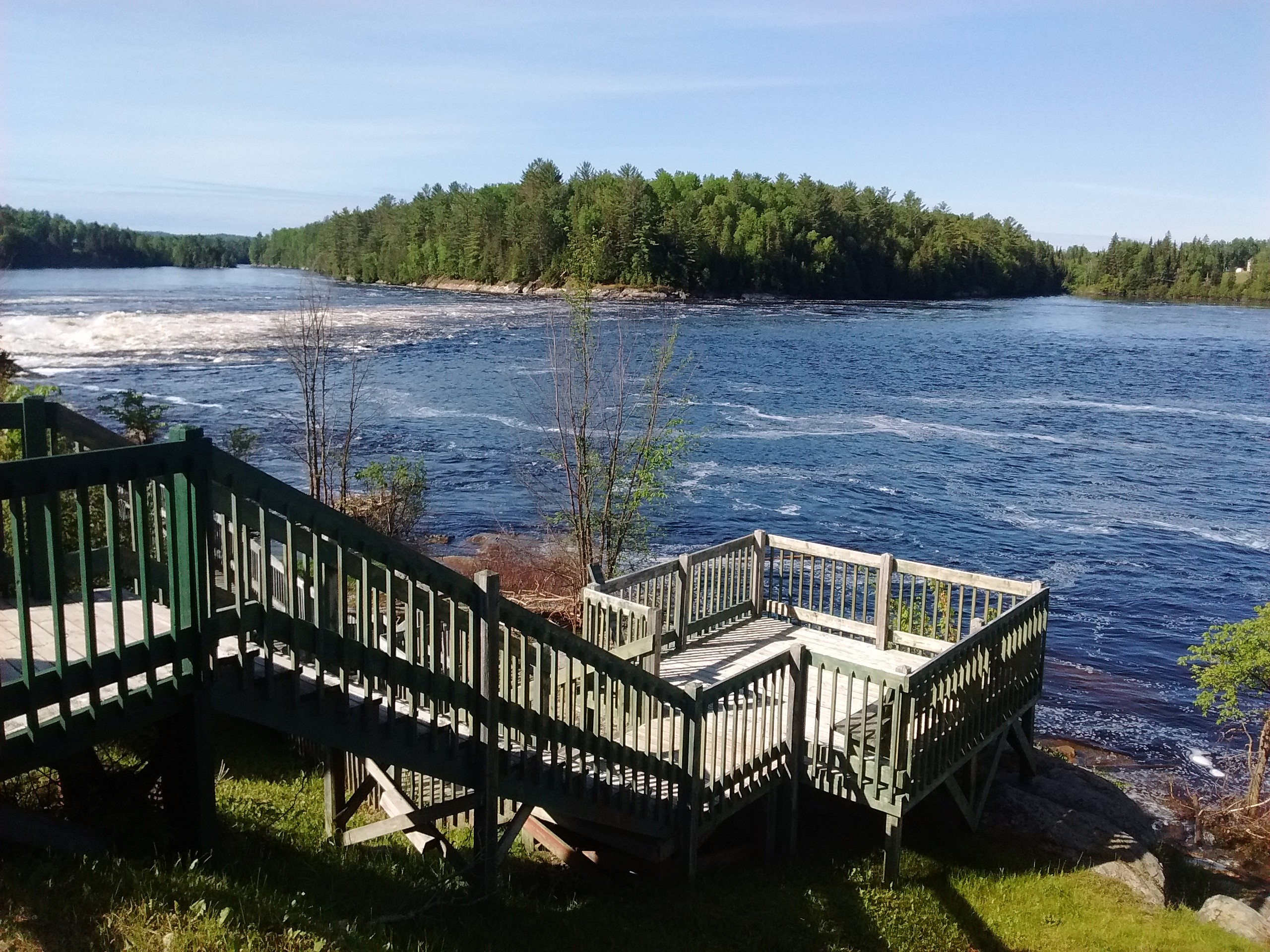 Patio de rivière / River deck