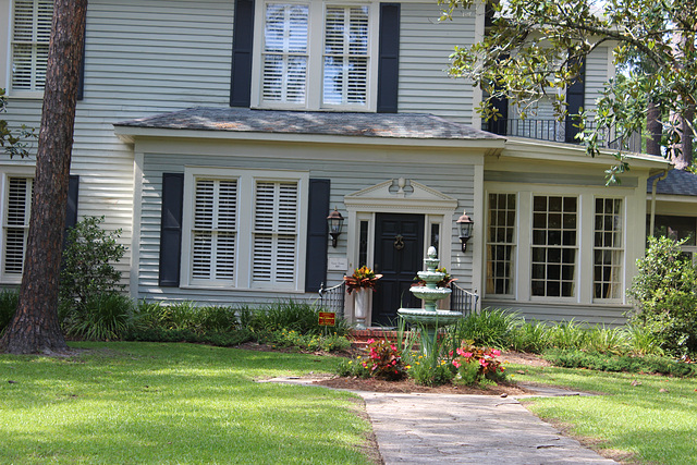 Lovely Southern home, well maintained with a nice fountain...my town...2017