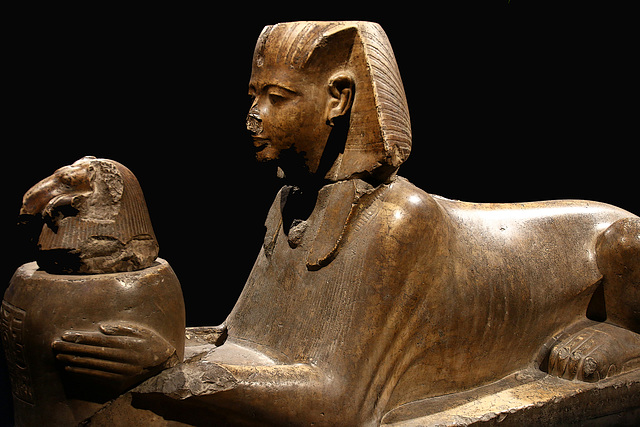 Statue de Ramsès II en sphinx mi-homme mi-lion ,  faisant offrande d'une vasque à tête de bélier d'eau sacrée à Amon-Rê   .