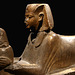 Statue de Ramsès II en sphinx mi-homme mi-lion ,  faisant offrande d'une vasque à tête de bélier d'eau sacrée à Amon-Rê   .