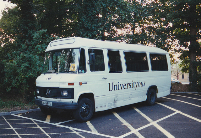 Universitybus B49 FFE at Wall Hall UH Campus – 21 Sep 1996 (328-19)