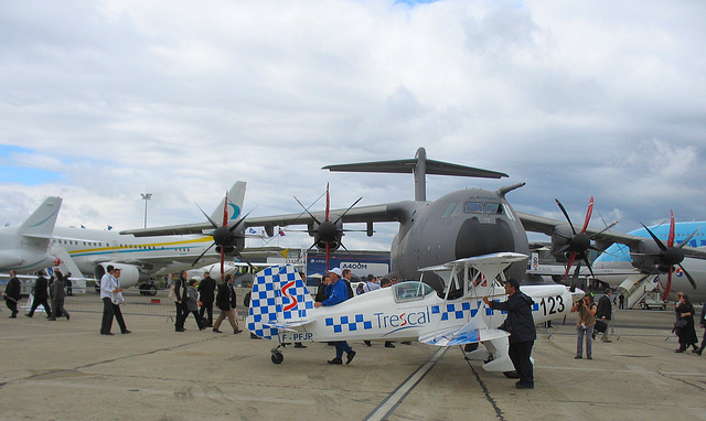 SA-300 starduster et A 400m au salon du Bourget il y a quelques années