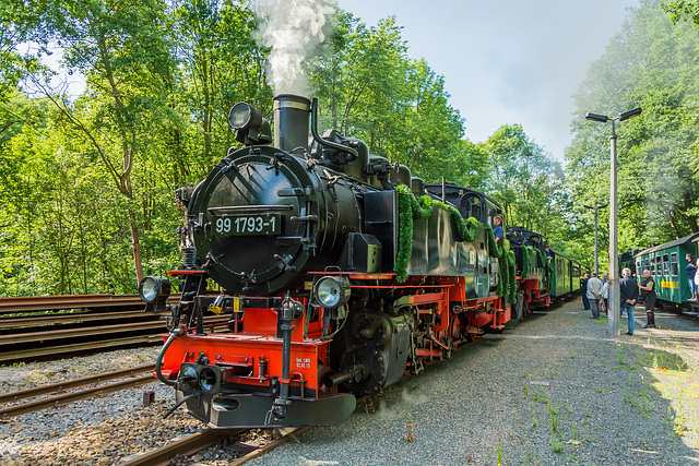 In Seifersdorf einfahrender Zug mit 99 1793-1 und 99 1734-5