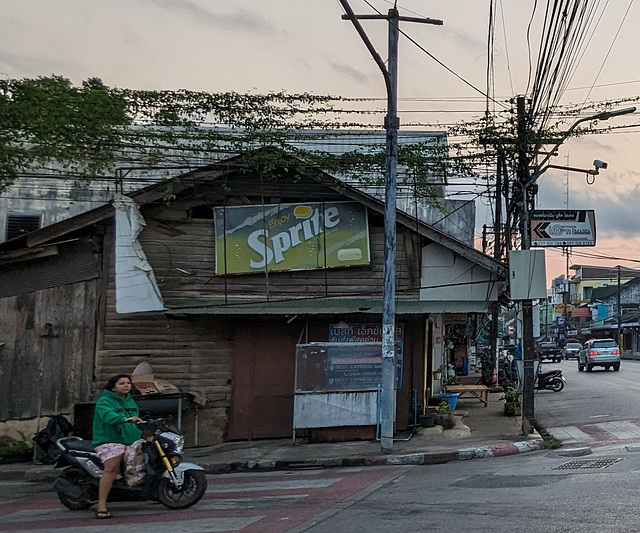 Publicité Sprite avec Dame en moto à un feu rouge