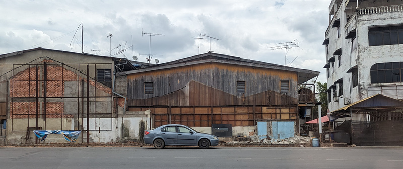 Panneau fantôme et architecture de bois / Ghost billboard and wooden architecture