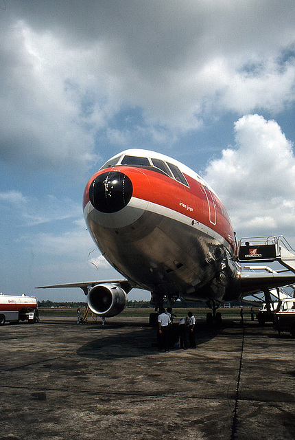 Singapur Airport 1981 McDonnell Douglas DC-10 der Fluggesellschft GARUDA, vor dem Start nach Kuala Lumpur