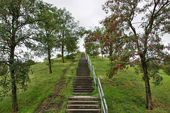 Treppe zur "Pyramide" der Halde Rungenberg (Gelsenkirchen-Buer) / 18.08.2019