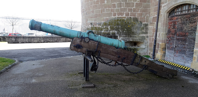Schwere Kanone vor dem Schloss Morges