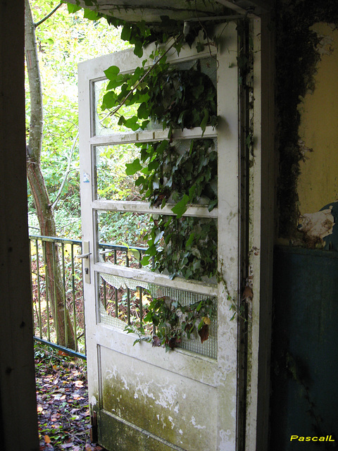 quelqu'un peut fermer la porte, il y a un courant d'air ! quelqu'un peut fermer la porte, il y a un courant d'air !