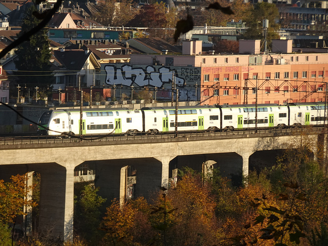 Ein MIKA Doppelstokzug der BLS kurz nach dem Verlassen des Bahnhof Bern