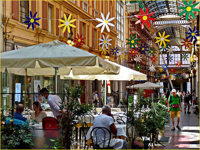 Ombrelloni in galleria Giuseppe Mazzini