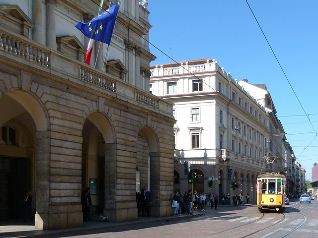 Straßenbahn vor der Mailänder Scala