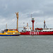 Das Feuerschiff ELBE1 und ein Ausflugsschiff in Cuxhaven