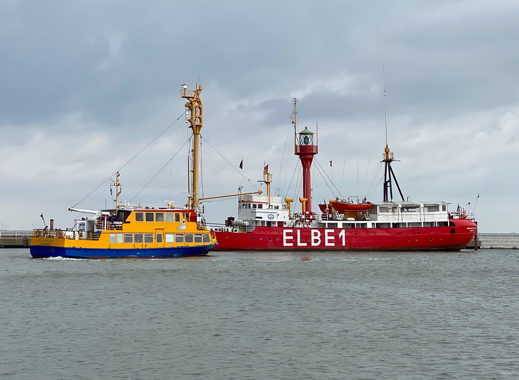 Das Feuerschiff ELBE1 und ein Ausflugsschiff in Cuxhaven