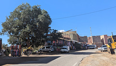 Une rue ombragée d'une petite ville paisible du Maroc Une rue ombragée d'une petite ville paisible du Maroc