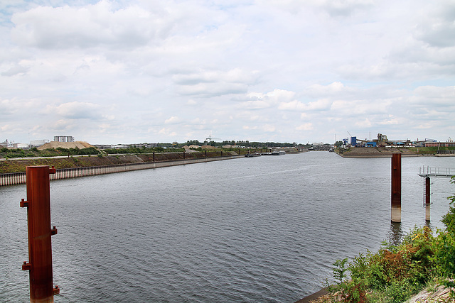 Hafenbecken mit Einfahrtskanal zwischen Kohleinsel und Schrottinsel (Duisburg-Ruhrort) / 22.07.2023