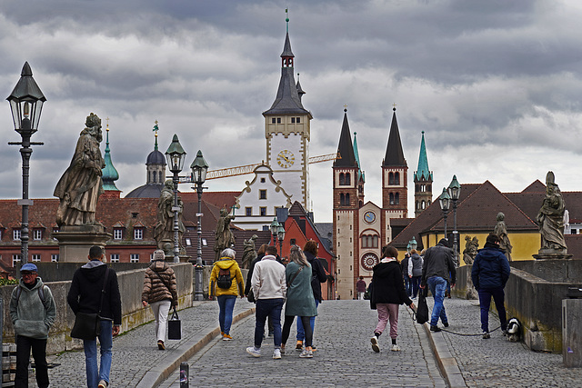 Ein Regentag auf der Alten Mainbrücke in Würzburg - A rainy day on the Old Main Bridge in Würzburg