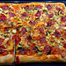 Pizza mit Gemüse, Salami, Schinken, Mozarella und aus eigenen Tomaten eingekochtes Sugo