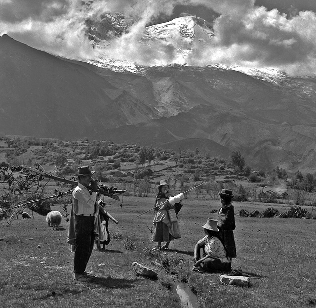 Smiles from the Callejón de Huaylas with the Huascarán in the background.