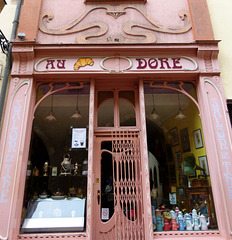 Cafe "Bei Dore", halb geöffnet. ☻