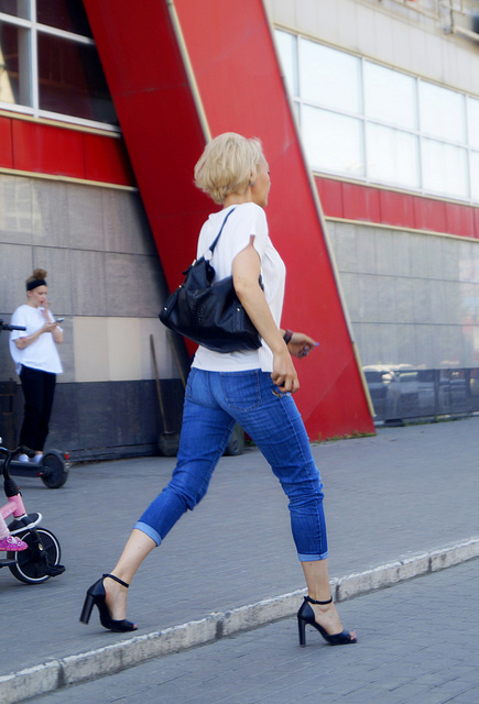 Par Maria - Femme en chaussures noires à talons hauts / Russian Goddess in black high heels shoes