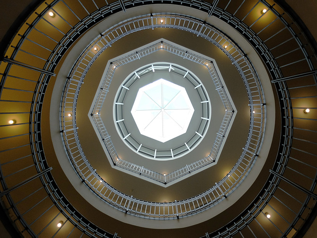 Lichtkuppel des "oktogonalen Erschließungsraumes" im Afrika Haus in Hamburg