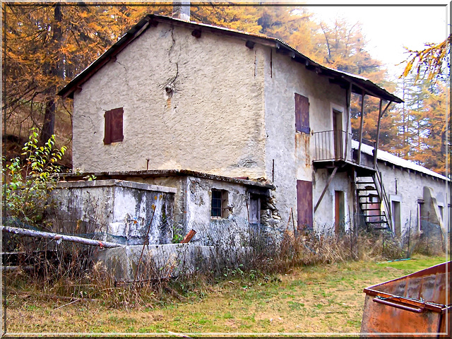 Val di Susa : una casa nel bosco con la stalla per gli animali