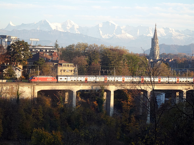 Ein IC  der SBB verlässt den Bahnhof Bern vor einer traumhaften Kulisse