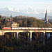 Ein IC  der SBB verlässt den Bahnhof Bern vor einer traumhaften Kulisse