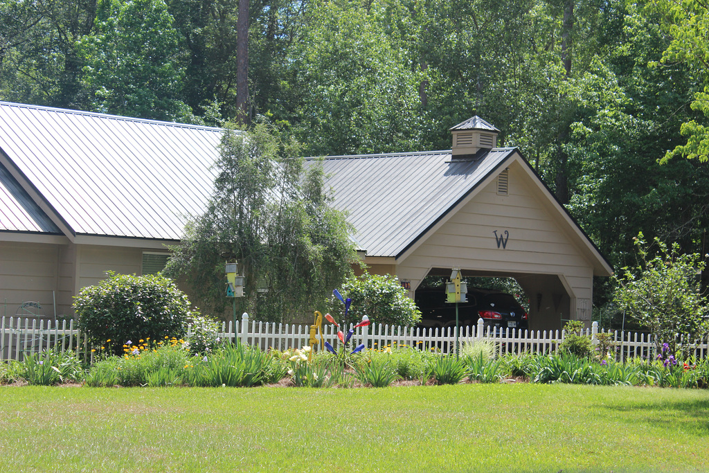 HFF to everyone ~~   this lovely home / yard is soo well kept and maintained at all times.... friends of ours :)