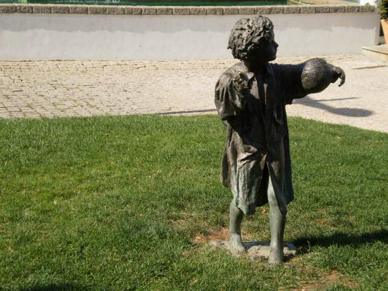 Sculpture of child, by Jorge Melício.