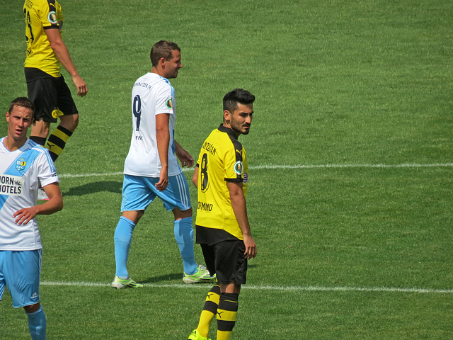 In der Bildmitte Toni Fink und Ilkay Gündogan. Links Tim Danneberg