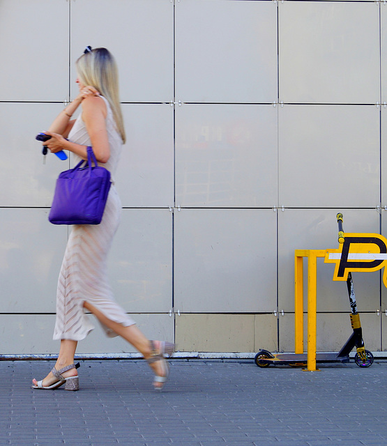 Par Maria - Femme en sandales grises / Blonde lady in grey sexy shoes