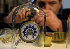 L'horloger Richard Jousset inspecte une pendule