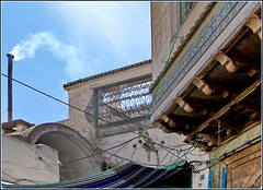 Tunisi : Grovigli di fili nella parte più vecchia della Medina.
