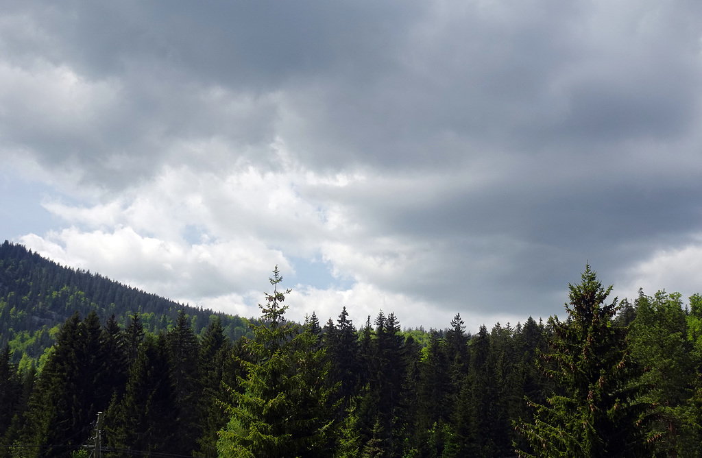 Gewitterwolken über dem Jura bei Les Pralies