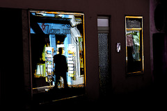 Der Schatten des Passanten im Schaufenster