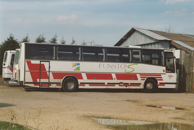 Funstons vehicles at the Chrishall garage – 26 Apr 1989 (83-15)