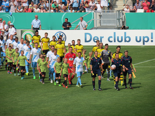 (221/365) Der Cemnitzer FC und der BVB 09 betreten das Spielfeld