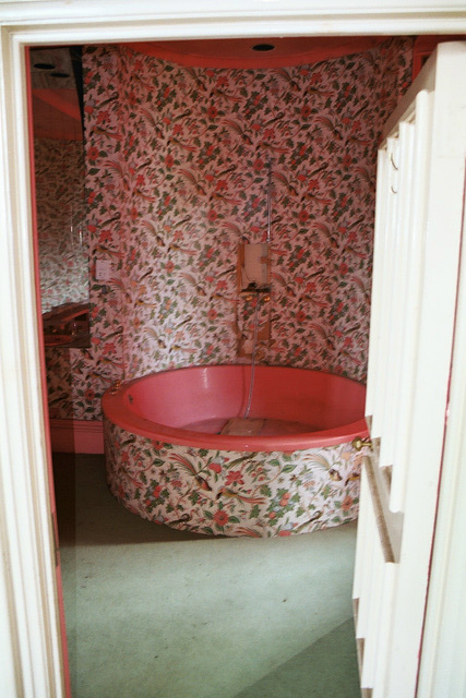 amazing-1970s-bathroom-derelict-house-gloucestershire 212376371 o