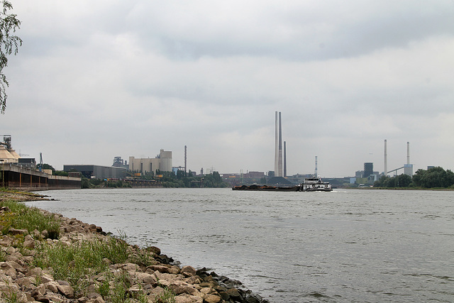 Blick auf die Marxloher Stahlindustrie (Duisburg-Walsum) / 16.07.2017