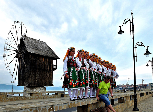 Bulgarische Folkloregruppe vor der alten Windmühle von Nessebar am Schwarzen Meer