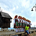 Bulgarische Folkloregruppe vor der alten Windmühle von Nessebar am Schwarzen Meer